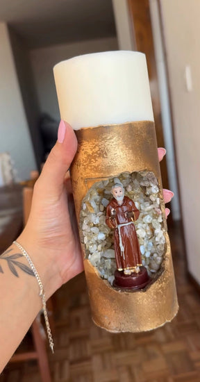 [Compre 1 e Leve 2] Vela Artesanal Santo Antônio - Gruta de Cristais Naturais e Ouro