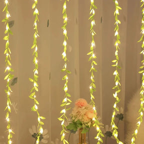 Cortina de Luzes Natalinas com Folhas – Encanto e Magia em Cada Detalhe